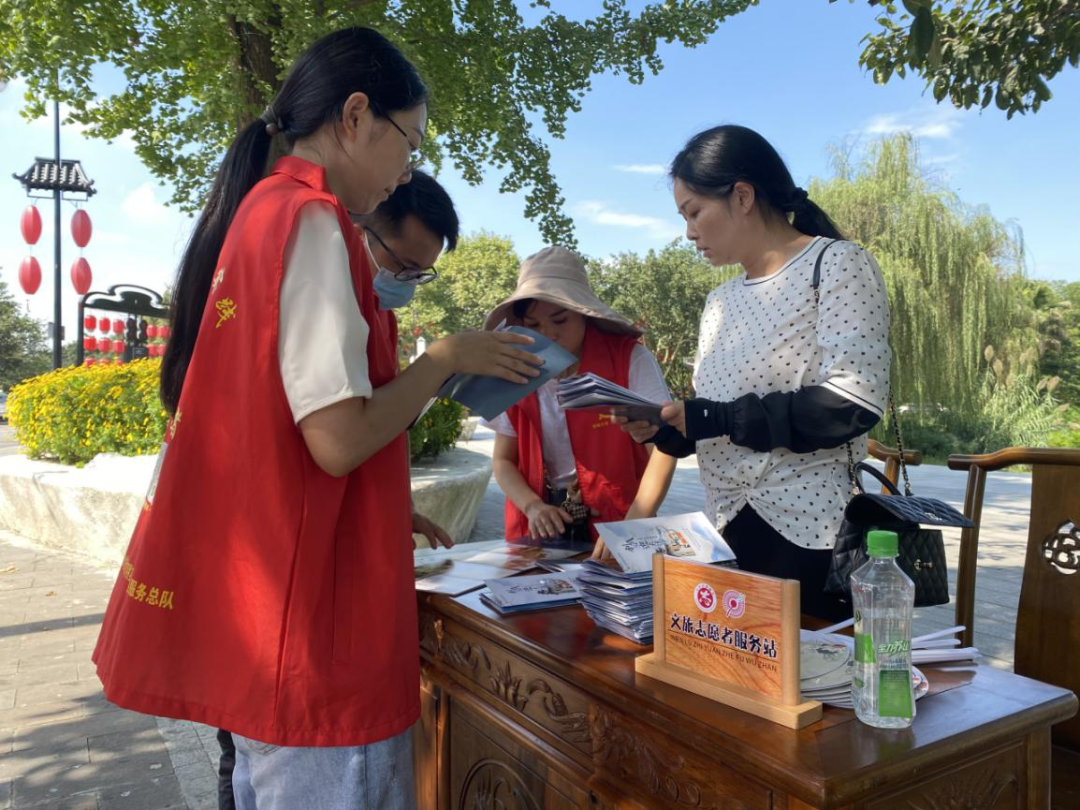 安仁创5A 志愿者也是一道靓丽风景